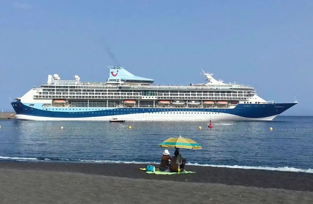 Kreuzfahrtschiff gesehen vom Strand von Bajamar