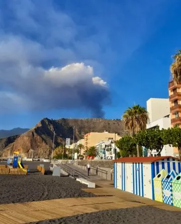 Aktiver Vulkan vom Strand von Santa Cruz de La Palma aus