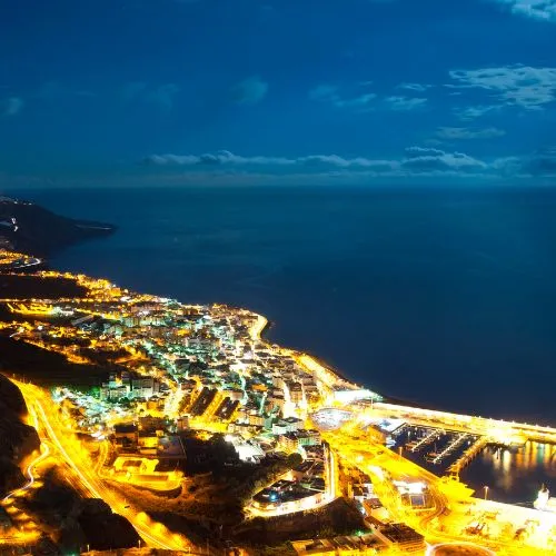 Panoramablick auf Santa Cruz bei Nacht. 