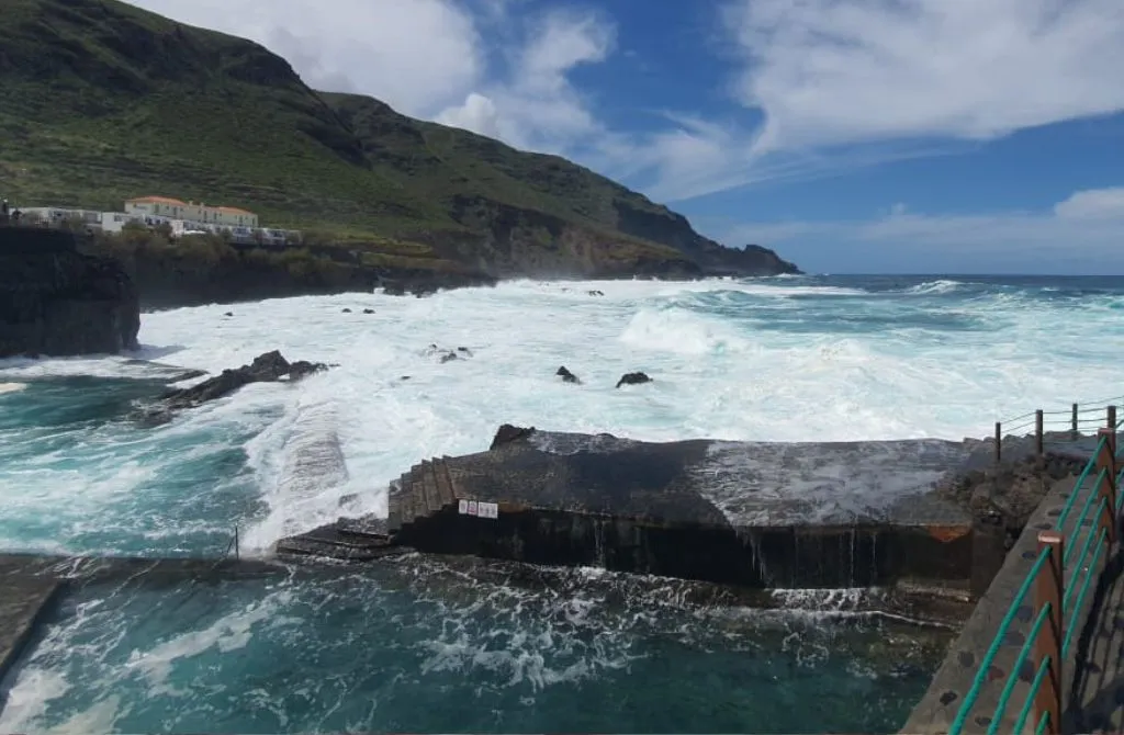 strong waves in la fajana pool in the north of Palma