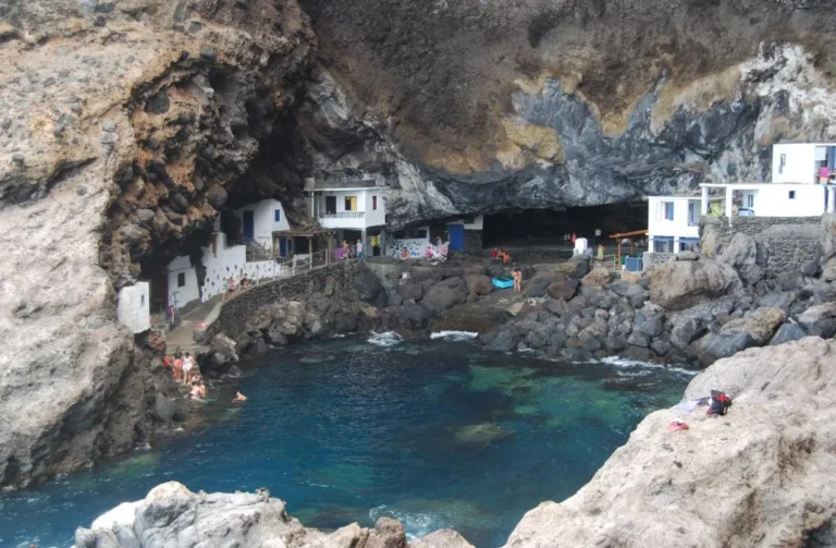 la palma grotte avec un village