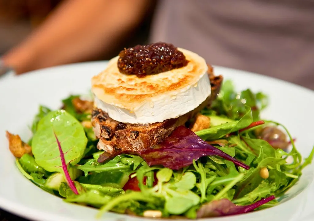 salade avec rouleau de fromage de chèvre