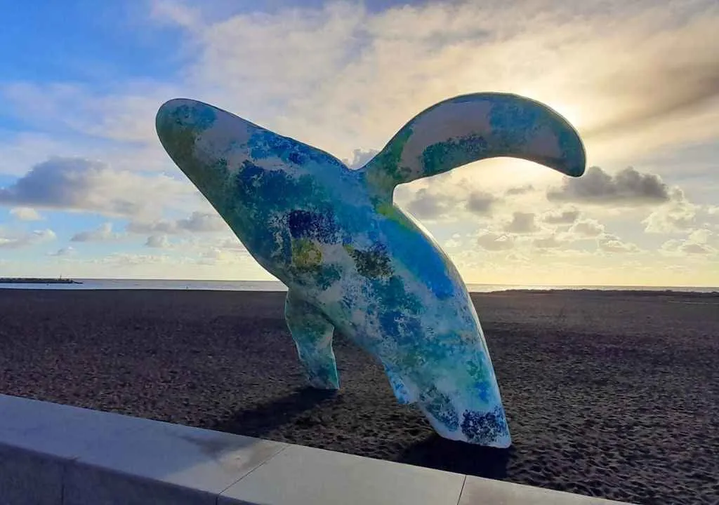 sculpture d'une baleine sur la plage de santa cruz de la palma