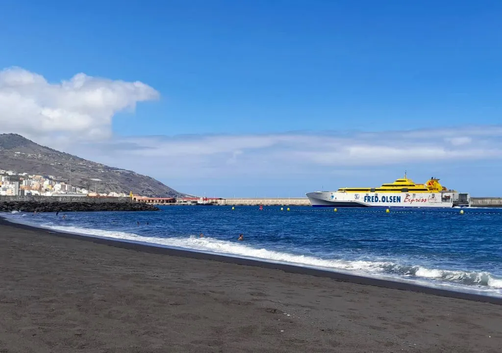 vue du port depuis la plage de Bajamar a La Palma