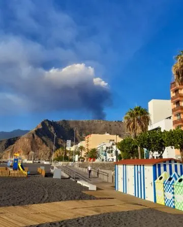 volcan depuis la plage de Santa Cruz