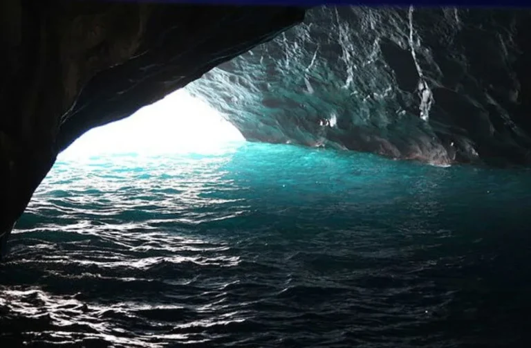 cueva bonita, grotte à côté de la mer