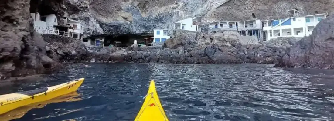 kayak à travers la magnifique grotte a la palma