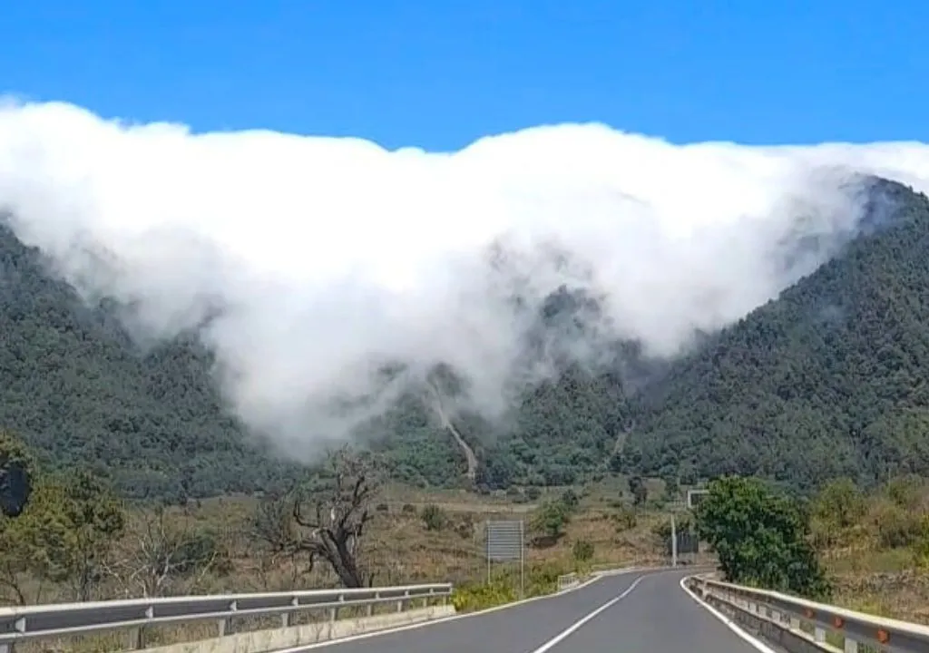 cascade de nuages à La Palma ile