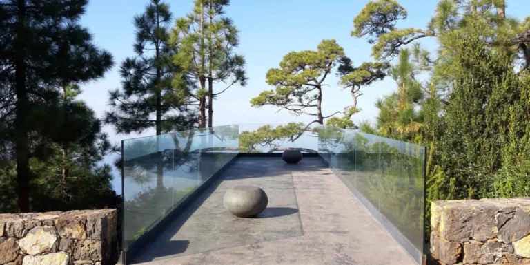 mirador de cristal de izcagua sobre el barranco a puntagorda