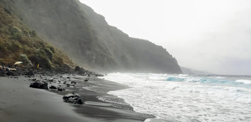 acantilado de la playa de nogales en puntallana