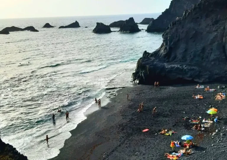 atardecer a la palma en la playa de la zamora