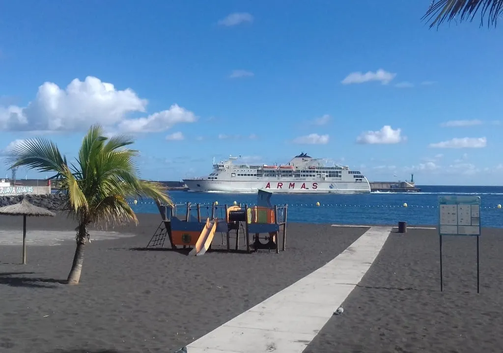 playa de bajamar con vista al puerto de santa cruz de la palma