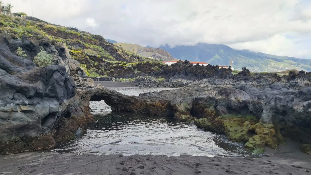 charcos en la playa para niños en los cancajos