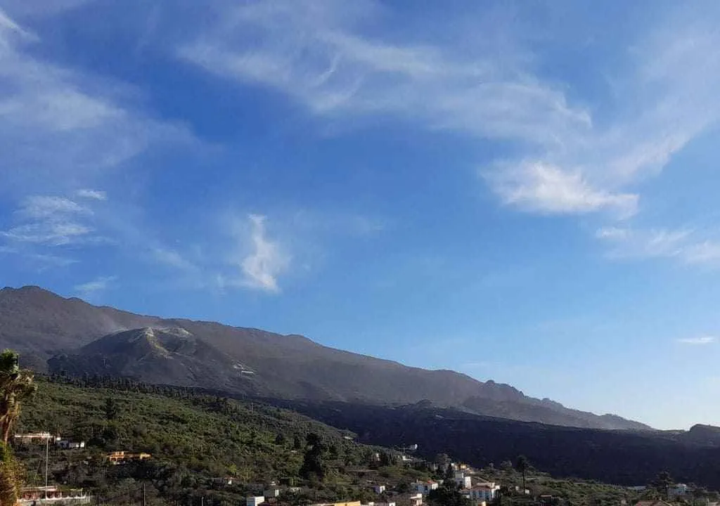 panorama del volcan tajogaite en el mirador de tajuya