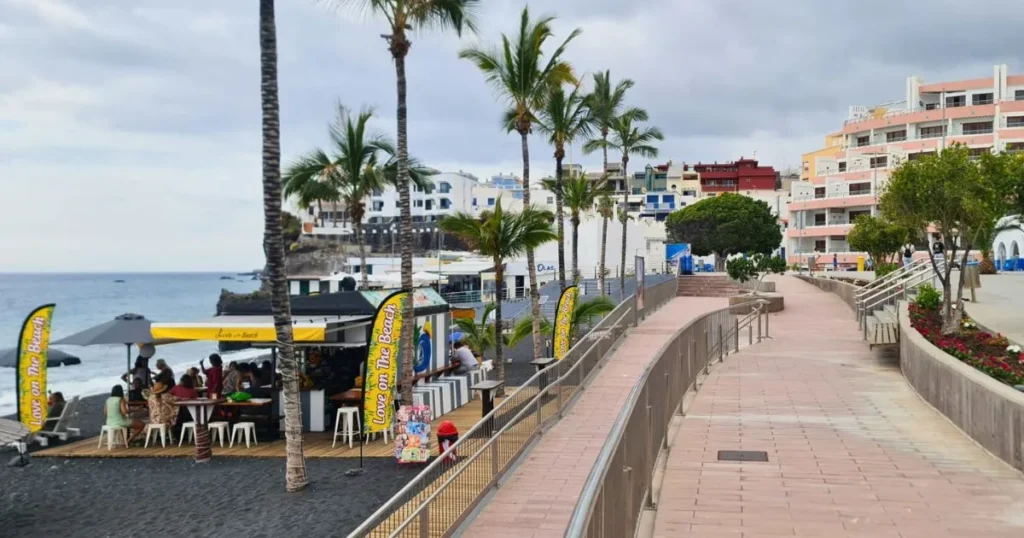 kiosko en la playa de puerto naos