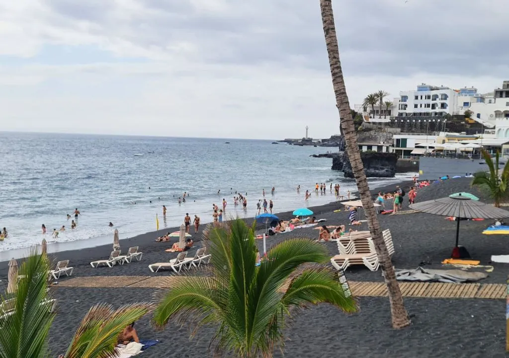 dia nublado en la playa de puerto naos