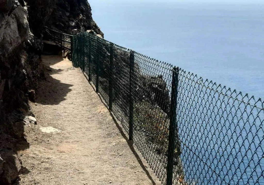 sendero en tijarafe para bajar a la playa de la veta