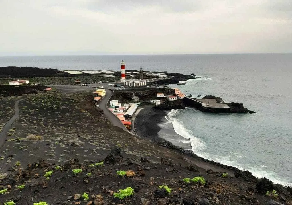 vista del faro de fuencaliente desde la ruta corta de volcanes