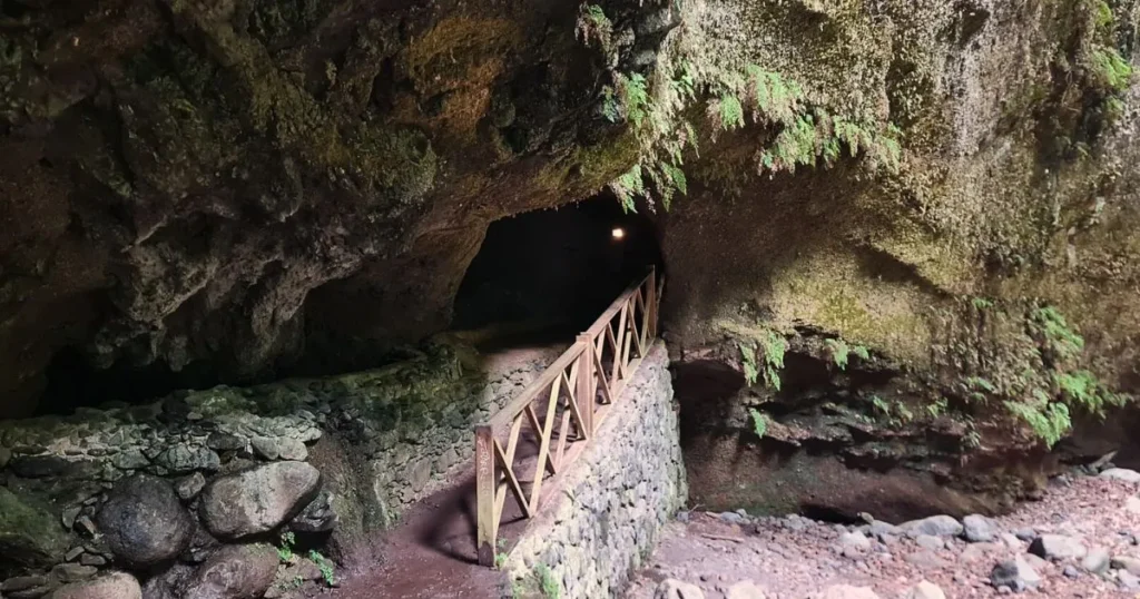 tunnel de acceso a la cascada