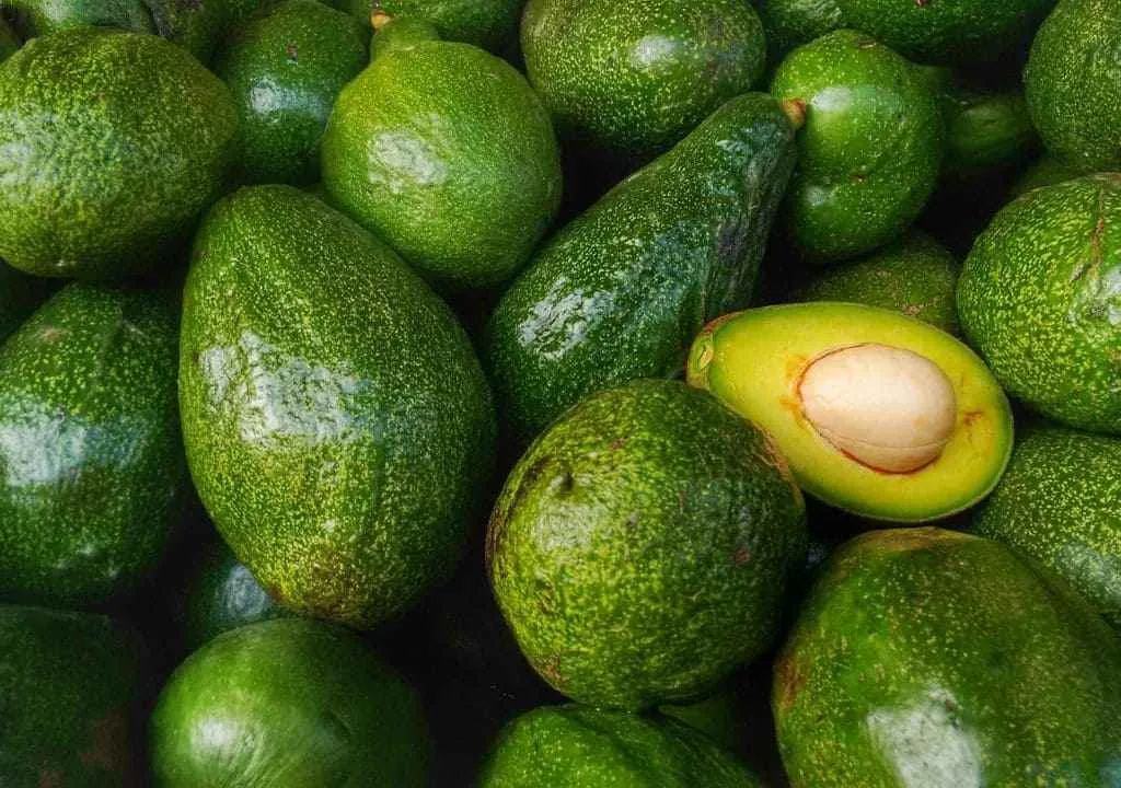 aguacates en el mercadillo del paso