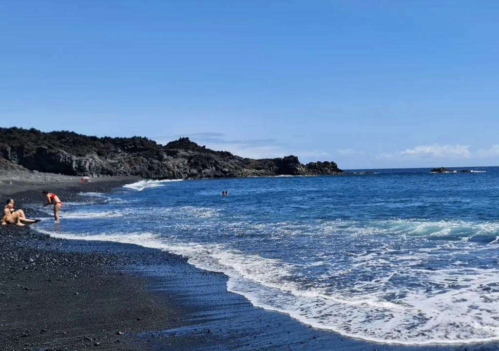 echentive playa negra, contraste de colores