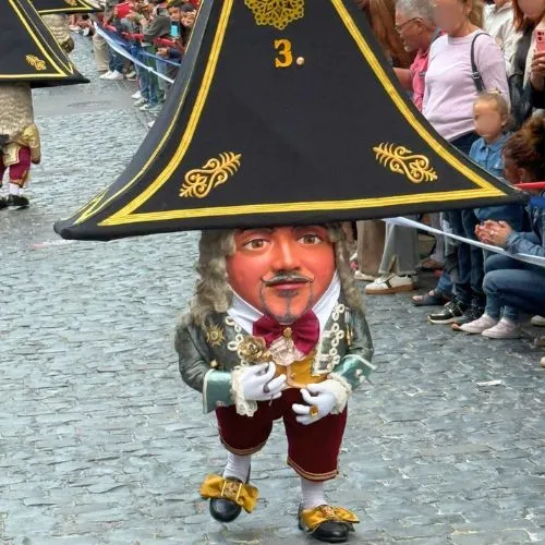 danza de los enanos por la calle