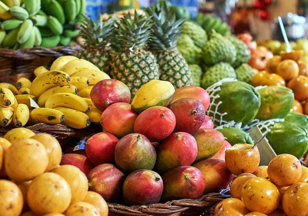 fruta tropical en los mercados de la palma