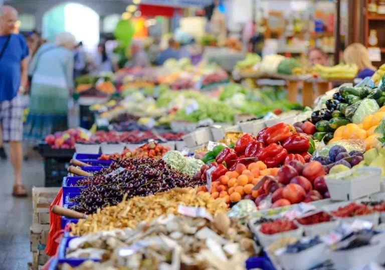 puestos de fruta y verdura en el mercadillo de puntagorda