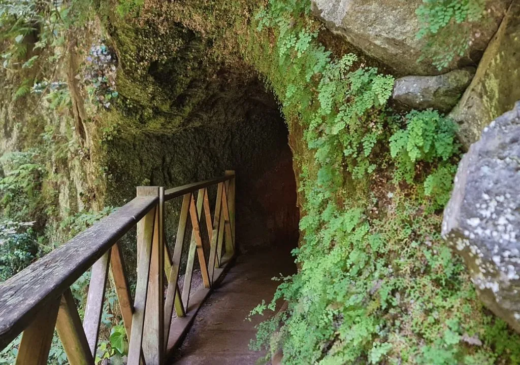 túnel natural para llegar a la cascada de los tilos