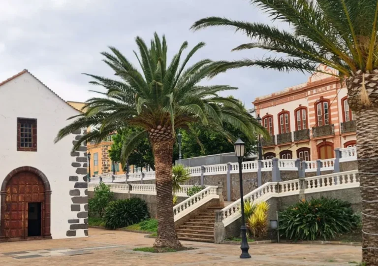 iglesia y edificios historicos en la plaza de santo domingo garafia