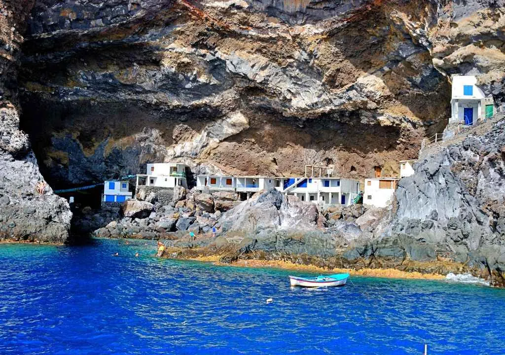 vista desde en mar de la cueva y pueblo de candelaria