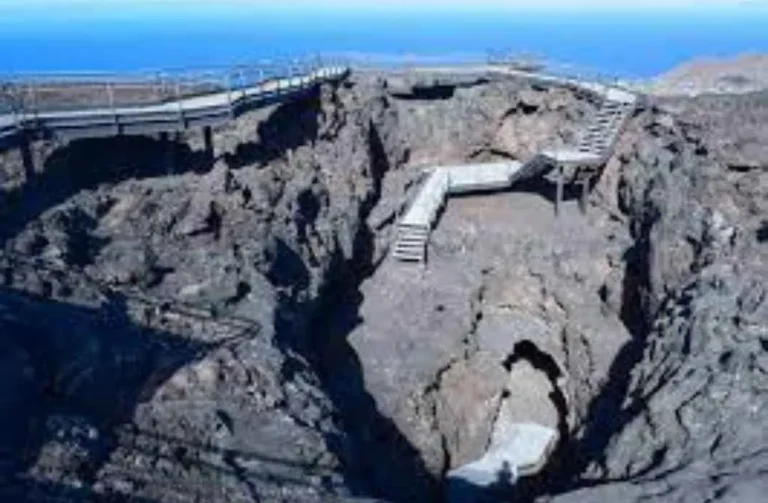 entrada de la cueva de las palomas en caños de fuego