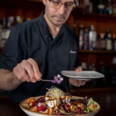 ensalada de rulo de cabra