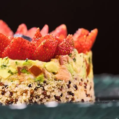 timbal de quinoa y aguacate con fresa restaurante el casino