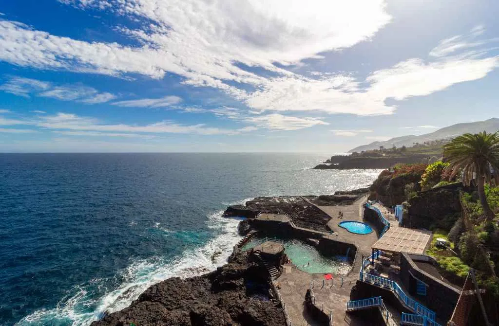 panoramica del charco azul desde la carretera